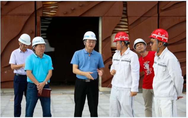 歡迎三沙市市委常委，市長鄧忠蒞臨我司承接的三沙廣場項目，三沙文體館項目現(xiàn)場調研并指導
